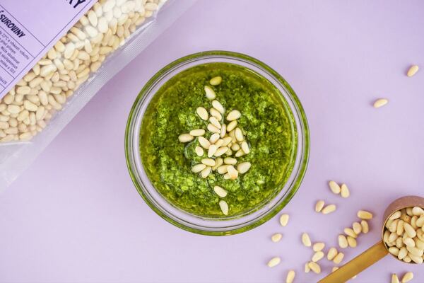 Píniové orechy sa zbierajú z šišiek borovíc pínií. Svoju slávu získali vďaka pestu. Piniové oriešky pesto