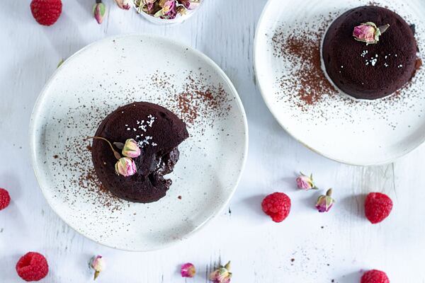 Štipka morskej soli zvýrazní už aj tak bohatú chuť čokolády. Maliny dodajú dezertu šmrnc a pozdvihnú Lava Cake ku hviezdam!