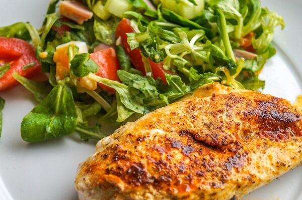 Pre dosiahnutie stavu ketózy je nutné jesť menej než 50 gramov sacharidov za deň. Keto dieta